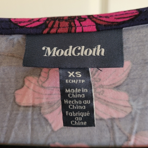 MODCLOTH The Surplice is Right Faux wrap top - Picture 2 of 4